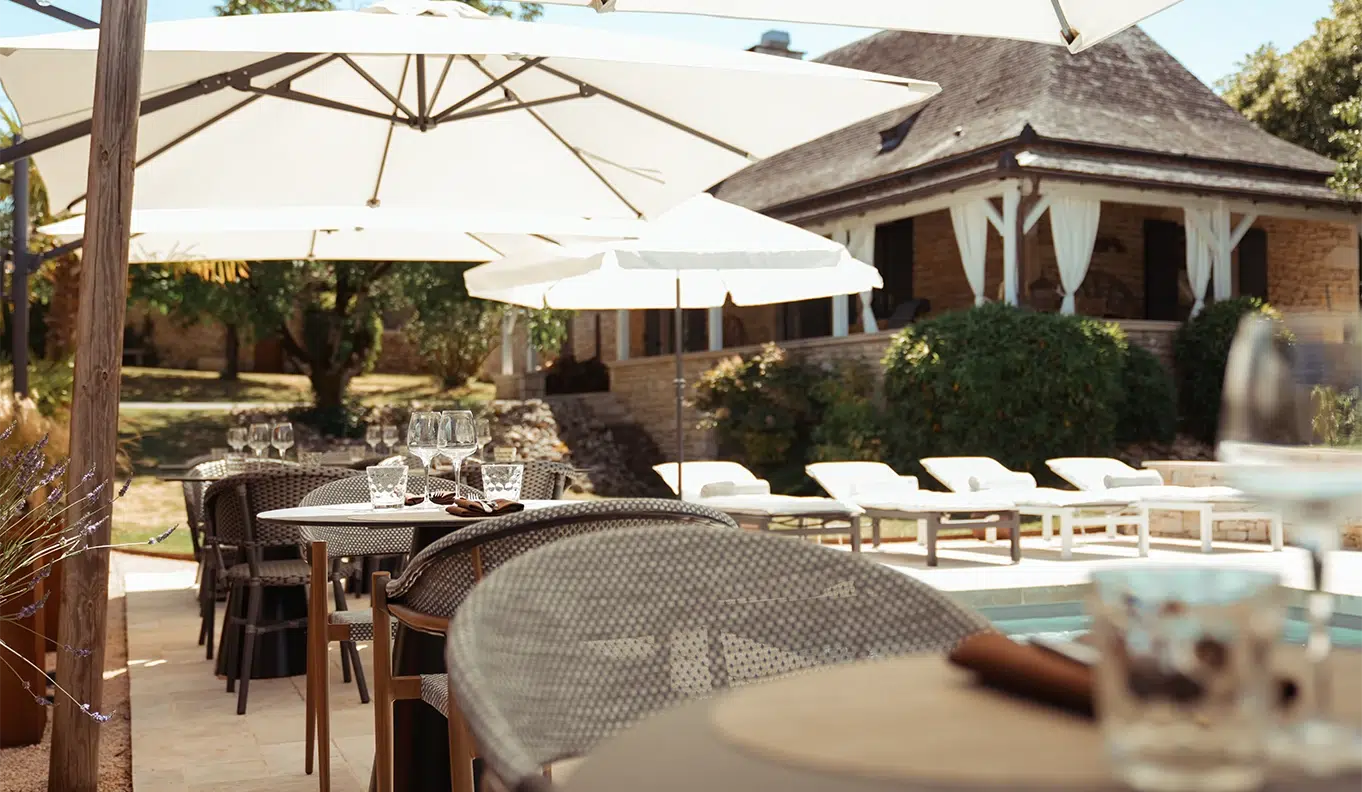 lintemporel-cuzance-exterieur-terrasse-restaurant